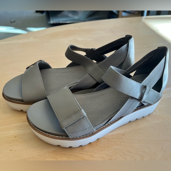 Eileen Fisher Grey Leather Strappy Sandals - Picture 2 of 8